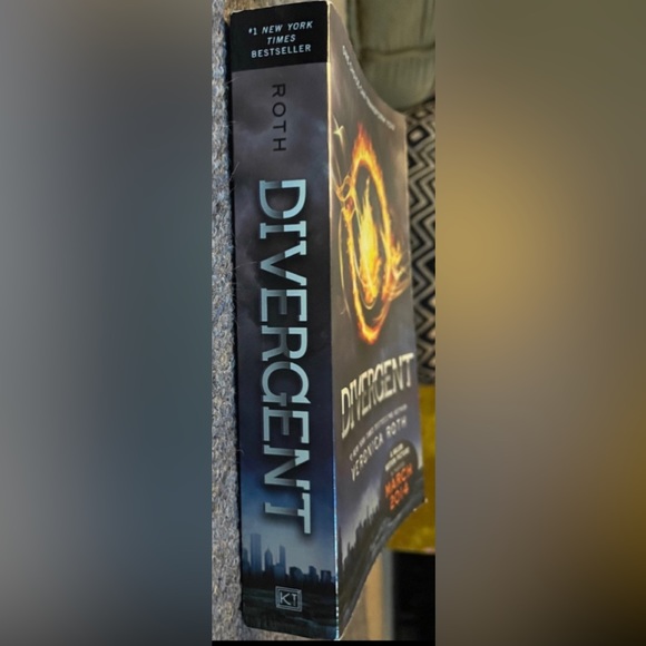 Divergent Book Fiction Series in fantastic condition! - Picture 3 of 3